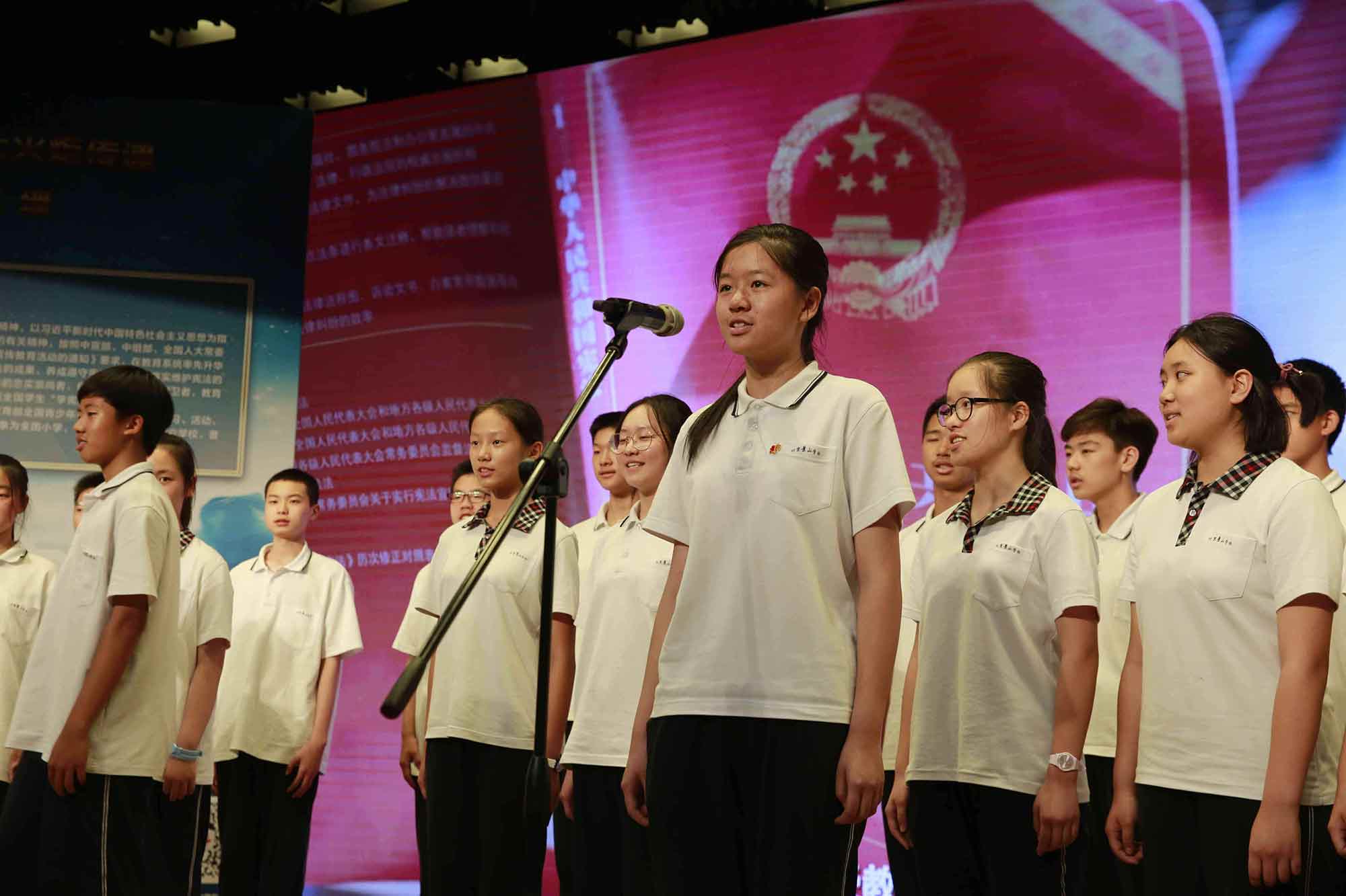 北京市景山学校合唱团演唱歌曲《宪法伴我成长》。